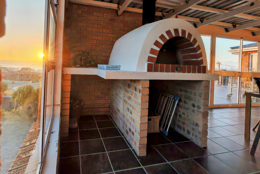 4 Bedroom Property for Sale in De Kelders Western Cape